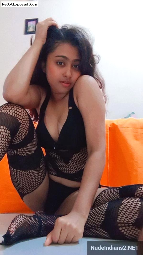 Gujarati girl Saloni Patel showing boobs & sexy body selfies 12