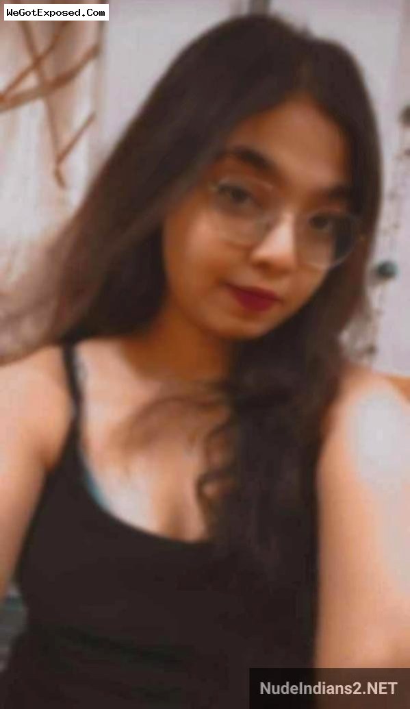 Kolkata sexy GF Suborna’s round boobs & bra panty selfies 1