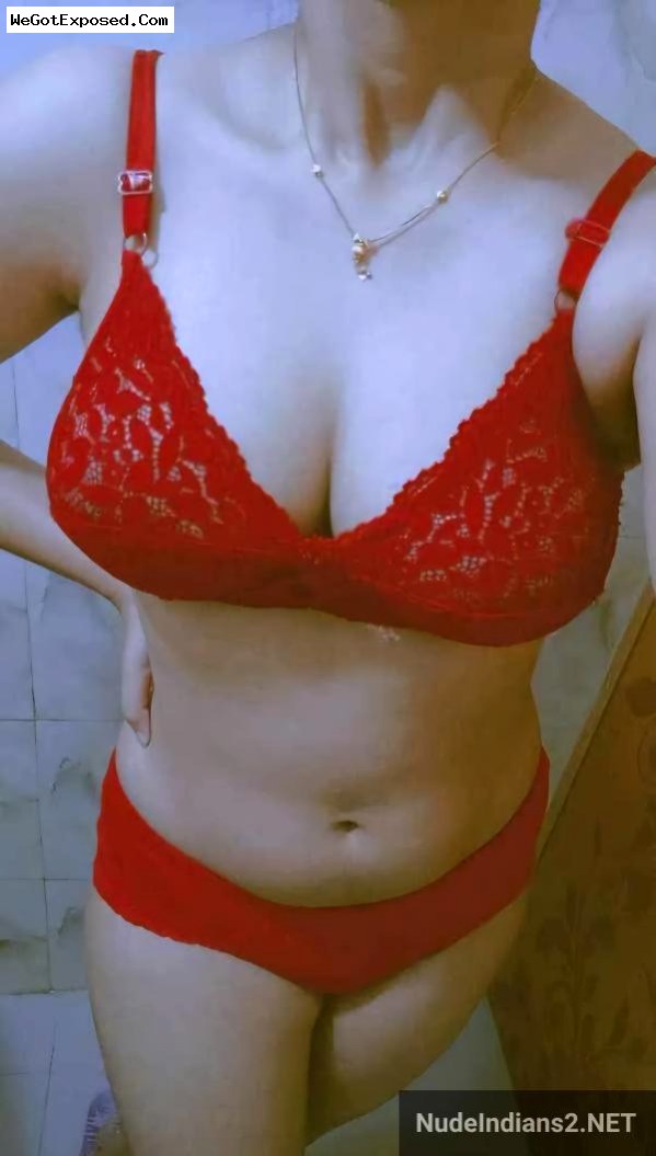 Kolkata sexy GF Suborna’s round boobs & bra panty selfies 2