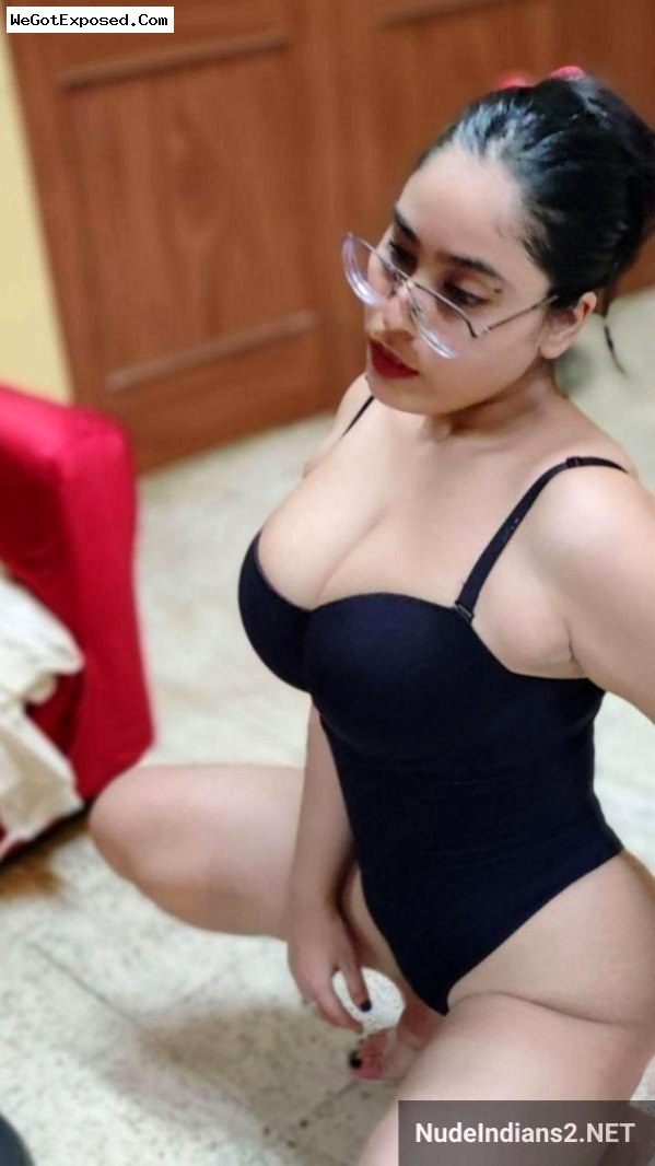 Noida model wife Ritika Sharma’s big boobs & ass tease 11