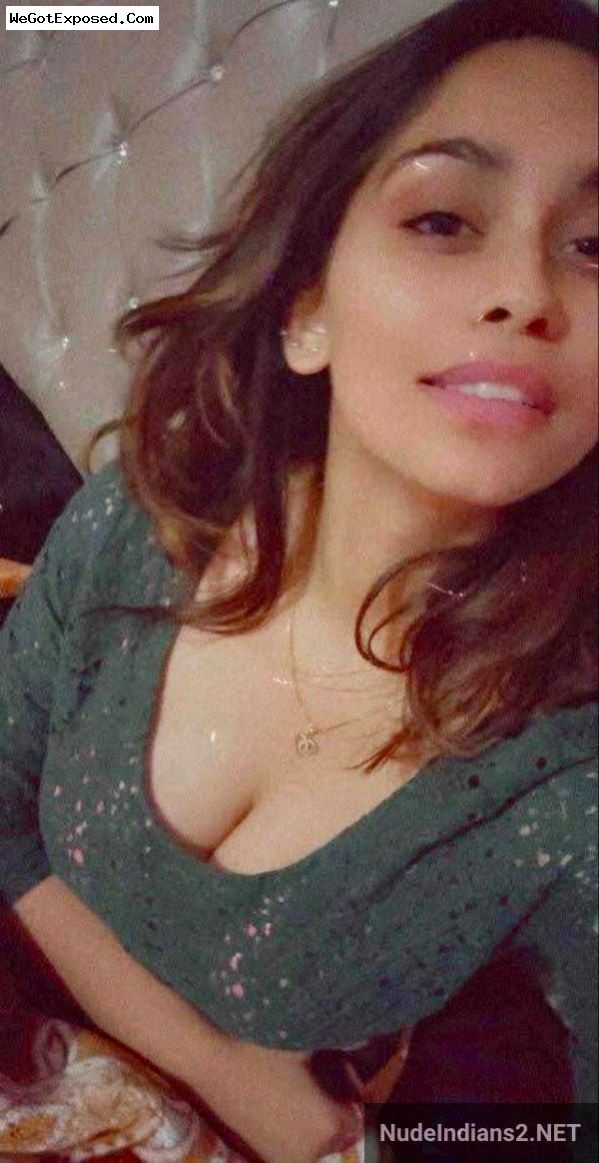 Sexy Muslim college GF Rabia’s big tits & cleavage selfies 1