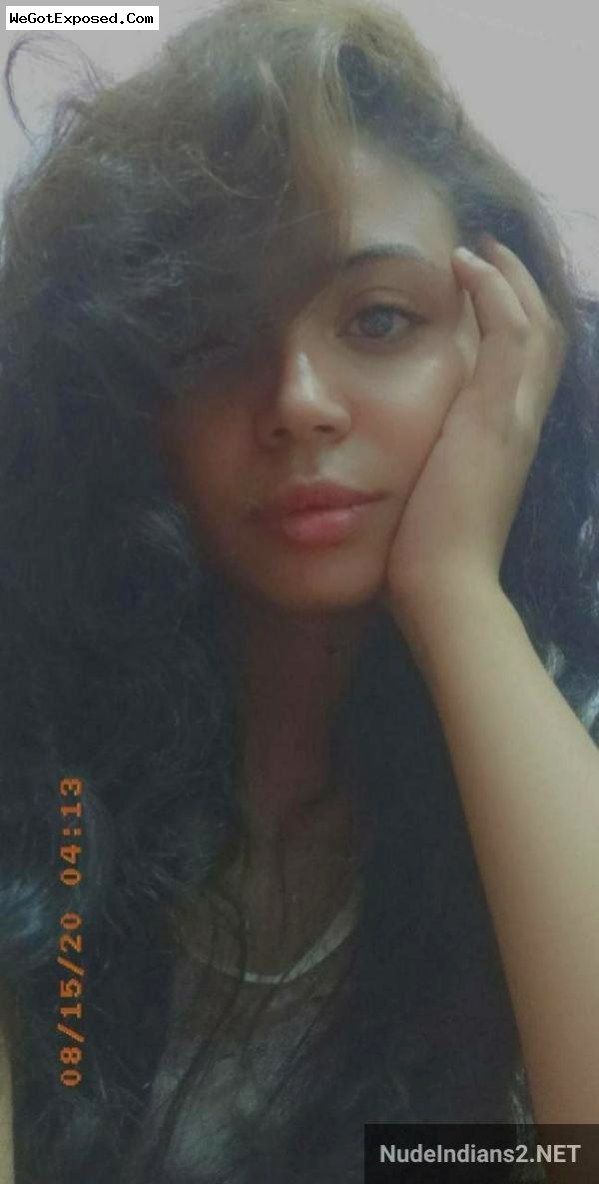 Sexy Muslim NRI girl Fatima’s pear-shaped boobs selfies 1