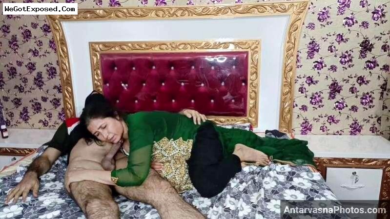 Sexy pakistani aunty aur jawan lover ke chudai photos 5