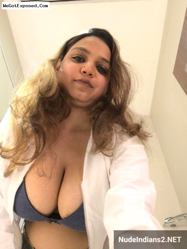 Sexy Punjabi wife Dolly Singh’s big boobs tease in tight bra 1