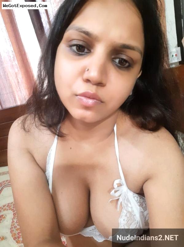 Sexy Punjabi wife Dolly Singh’s big boobs tease in tight bra 3