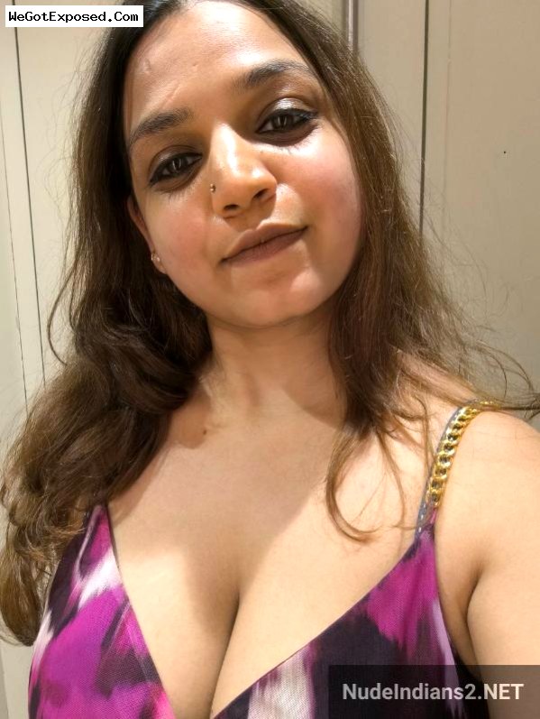 Sexy Punjabi wife Dolly Singh’s big boobs tease in tight bra 4