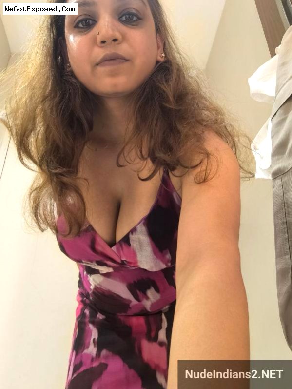 Sexy Punjabi wife Dolly Singh’s big boobs tease in tight bra 8