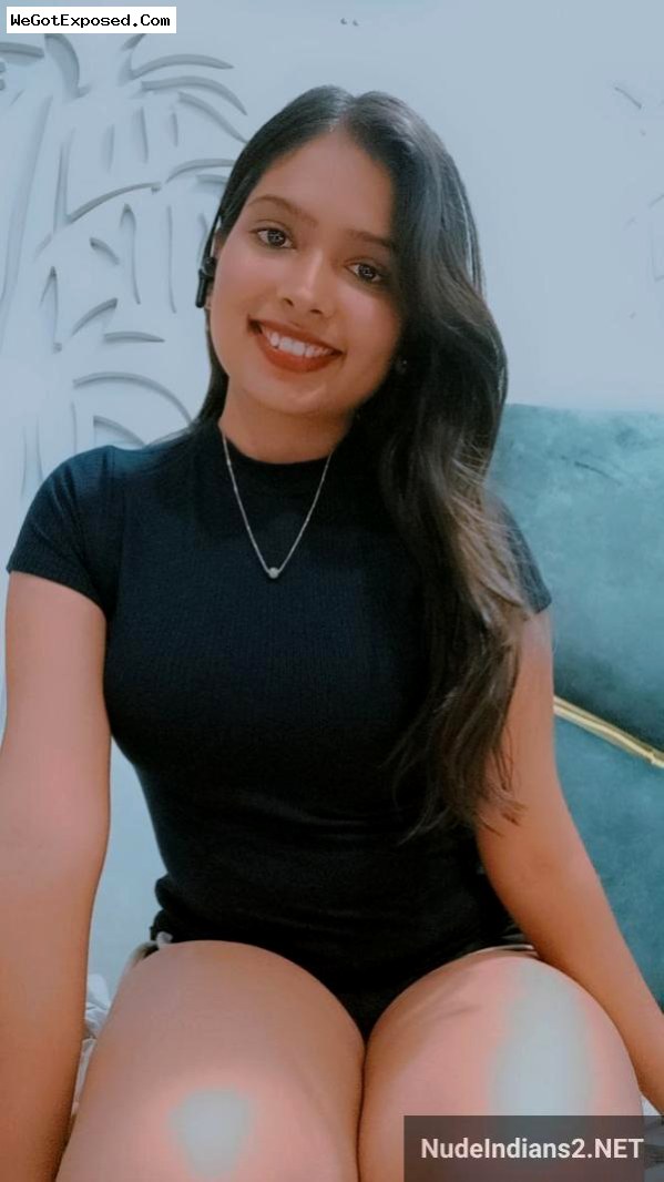 South Delhi party girl Ayesha’s sexy boobs & booty selfies 1