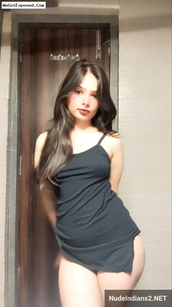 South Delhi party girl Ayesha’s sexy boobs & booty selfies 18