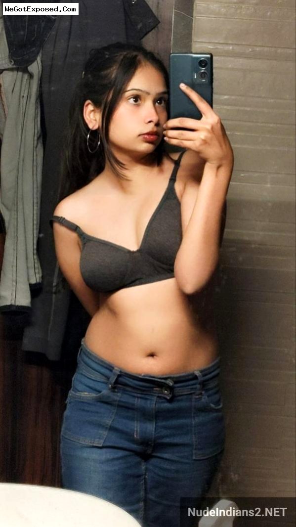 South Delhi party girl Ayesha’s sexy boobs & booty selfies 2