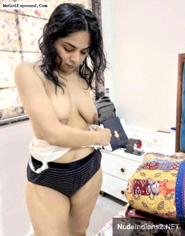 Viral! Delhi wife Kusum Tyagi’s saggy boobs & nude selfies 14