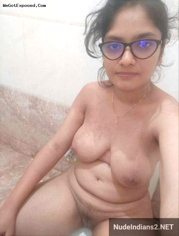Andhra working wife Savitha’s big tits selfies for office BF 5