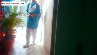 College couple sex karte hue ghar ke gate par, MMS