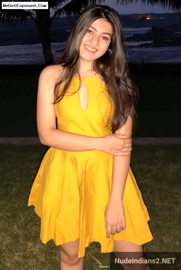 Cute Delhi gold digger babe Diksha’s small tits selfies 2
