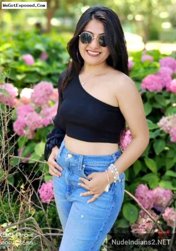 Cute Delhi gold digger babe Diksha’s small tits selfies 4