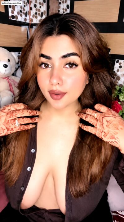 Sexy Cam Babe Teasing Nude Boobs Live Show Fans On Tango