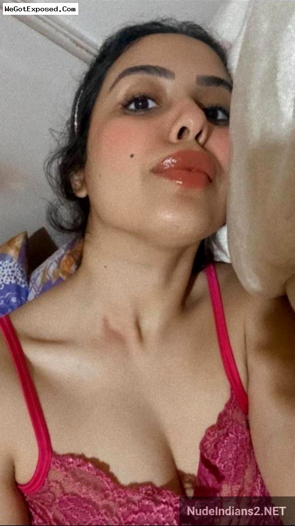 Viral! Muslim NRI GF Nadira’s nude modelling on Instagram 2